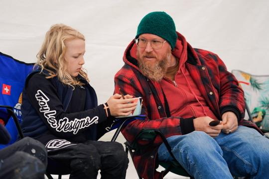 Elternteil und Kind gemeinsam an der Strecke