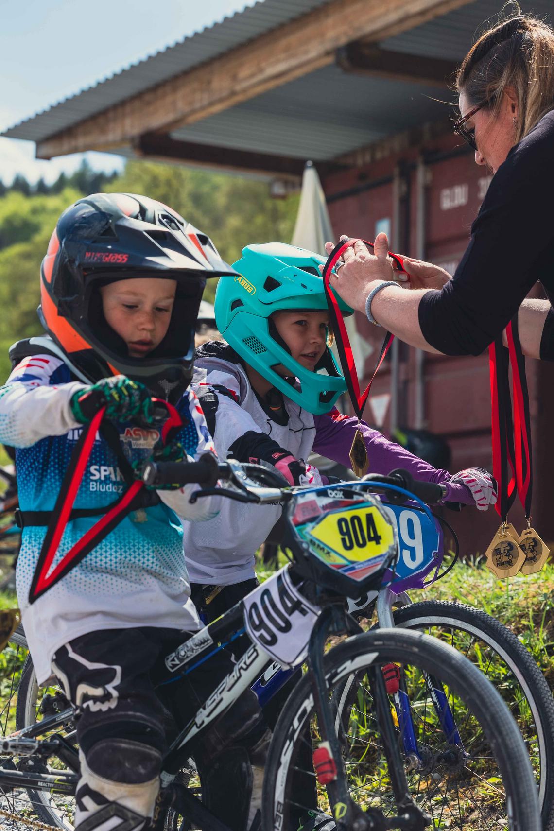 Ein Kind bekommt vor dem Training den Helm angezogen