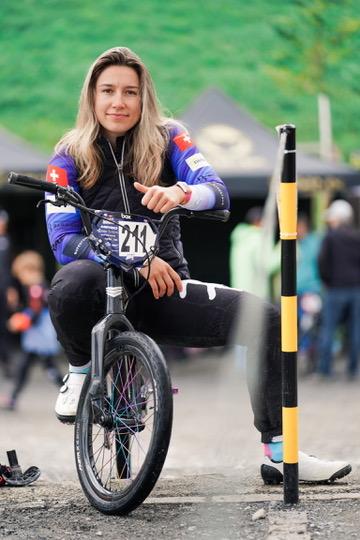 Powerbike-Fahrerin mit Startnummer an der Piste